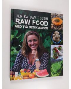 Kirjailijan Ulrika Davidsson käytetty kirja Raw food med två detoxveckor