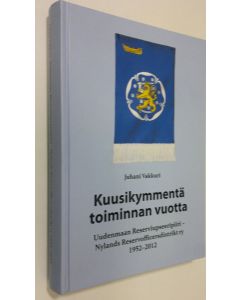 Kirjailijan Juhani Vakkuri käytetty kirja Kuusikymmentä toiminnan vuotta : Uudenmaan Reserviupseeripiiri - Nylands Reservofficersdistrikt ry 1952-2012