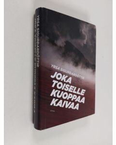 Kirjailijan Yrsa Sigurdardottir käytetty kirja Joka toiselle kuoppaa kaivaa