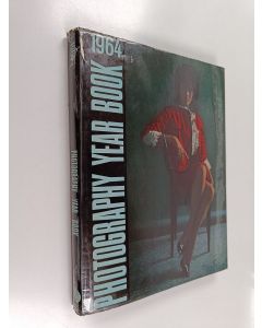 Kirjailijan Ian James käytetty kirja Photography year book. 1964