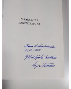 Kirjailijan Viljo S. Määttälä käytetty kirja Maakuntaa rakentamassa : sata vuotta keskipohjalaista nuorisoseuratyötä (tekijän omiste)