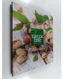 Kirjailijan Mari Suonto käytetty kirja Pähkinäkirja : Amazonin sademetsien jättiläismäisistä parapähkinäpuista Venäjän aurinkokukkapelloille ja Pohjois-Amerikan karpalojärviltä Lähi-idän taatelikeitaille