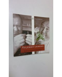 Kirjailijan Jaana Kautto käytetty kirja Veljekset liemessä, eli, Jarin ja Tuuren kokkauskirja