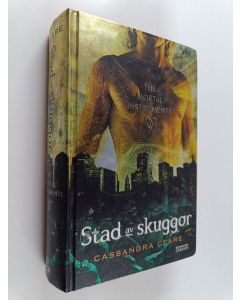 Kirjailijan Cassandra Clare käytetty kirja Stad av skuggor