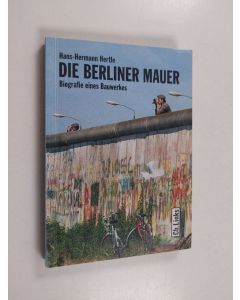 Kirjailijan Hans-Hermann Hertle käytetty kirja Die Berliner Mauer : Biografie eines Bauwerkes