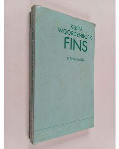 Kirjailijan Päivi Schot-Saikku käytetty kirja Klein woordenboek Fins : circa 5500 trefwoorden met uitdrukkingen en idioom, een woordenlijst Nederlands-Fins en een grammaticaal overzicht