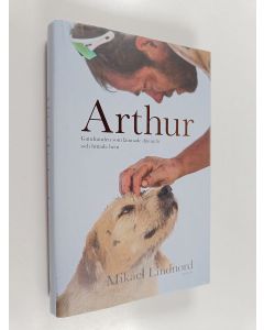 Kirjailijan Mikael Lindnord käytetty kirja Arthur : gatuhunden som lämnade djungeln och hittade hem