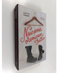 Kirjailijan Caitlin Moran käytetty kirja Naisena olemisen taito