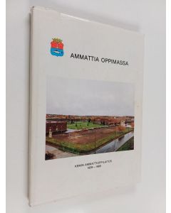 Kirjailijan Vappu Kraatari käytetty kirja Ammattia oppimassa : Kemin ammattioppilaitos 1939-1989