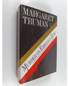 Kirjailijan Margaret Truman käytetty kirja Murder on embassy row