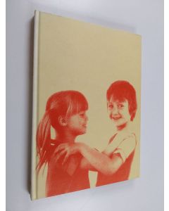 Kirjailijan Miriam Stoppard käytetty kirja Lapsemme : tärkeät ikävuodet