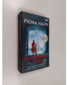 Kirjailijan Fiona Valpy käytetty kirja Sömmerskans gåva