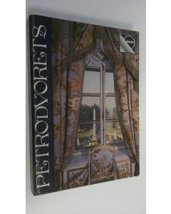 Kirjailijan Vadim Znamenov käytetty kirja Petrodvorets : Palaces and Parks - a guide