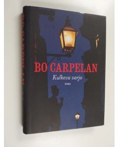 Kirjailijan Bo Carpelan käytetty kirja Kulkeva varjo : kertomus pikkukaupungista