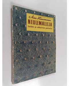 Kirjailijan Aino Hausmann käytetty kirja Neulemalleja lasten ja aikuisten pukimiin