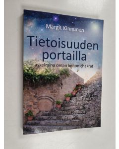Kirjailijan Margit Kinnunen käytetty kirja Tietoisuuden portailla : askelmina oman kehon chakrat