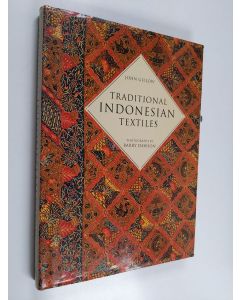 Kirjailijan John Gillow käytetty kirja Traditional Indonesian textiles