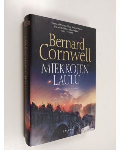 Kirjailijan Bernard Cornwell käytetty kirja Miekkojen laulu : historiallinen romaani