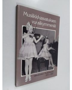 Kirjailijan Mirjam Saarela käytetty kirja Musiikkikasvatuksen vuosikymmeniä : Valkeakosken musiikkiopisto 1957-1987