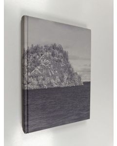 Kirjailijan Erno Paasilinna käytetty kirja Isoa Inaria kiertämässä : kuvauksia Inarin vesiltä ja rannoilta