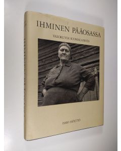 Kirjailijan Ismo Hölttö käytetty kirja Ihminen pääosassa : valokuvia suomalaisista (signeerattu)