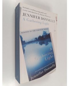 Kirjailijan Jennifer Donnelly käytetty kirja A Gathering Light