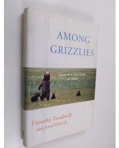 Kirjailijan Timothy Treadwell käytetty kirja Among Grizzlies - Living with Wild Bears in Alaska