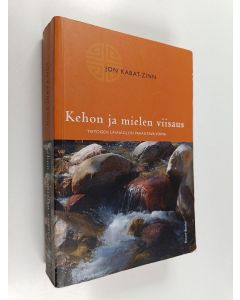 Kirjailijan Jon Kabat-Zinn käytetty kirja Kehon ja mielen viisaus : tietoisen läsnäolon parantava voima