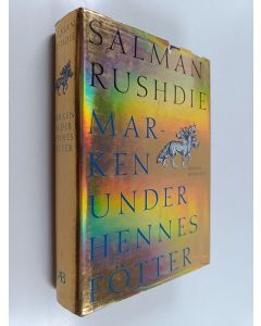 Kirjailijan Salman Rushdie käytetty kirja Marken under hennes fötter