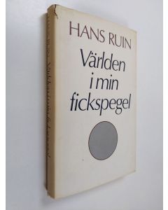 Kirjailijan Hans Ruin käytetty kirja Världen i min fickspegel