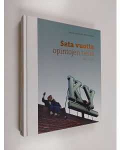 Kirjailijan Jemina Sohlstén-Nederström käytetty kirja Sata vuotta opintojen tiellä : KY 1911-2011