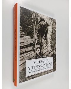 Kirjailijan Jaana Laine käytetty kirja Metsästä yhteiskuntaan : Metsäntutkimuslaitos 1917-2012