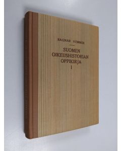 Kirjailijan Ragnar Hemmer käytetty kirja Suomen oikeushistorian oppikirja 1 : Oikeuslähteiden, rikosoikeuden, prosessioikeuden ja ulosottotoimen historia pääpiirteittäin