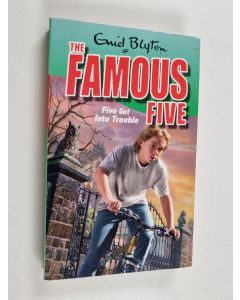 Kirjailijan Enid Blyton käytetty kirja Five get into trouble