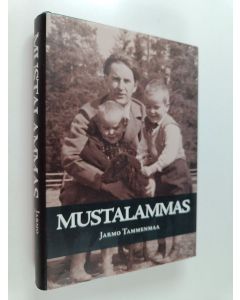 Kirjailijan Jarmo Tammenmaa käytetty kirja Mustalammas : kinttupolulta bulevardille : metsämies ja työmarkkinamies muistelee
