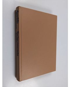 Kirjailijan Annikki Kariniemi käytetty kirja Tarina suuresta joesta