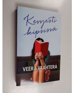 Kirjailijan Veera Vaahtera käytetty kirja Kevyesti kipsissä