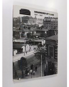 Kirjailijan Jukka Vuori käytetty kirja Hakaniemen apteekki 1887-1987 : Sörnäisten ensimmäisen apteekin historiikki