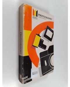 Kirjailijan Derek Bowskill käytetty kirja Photography - Made Simple