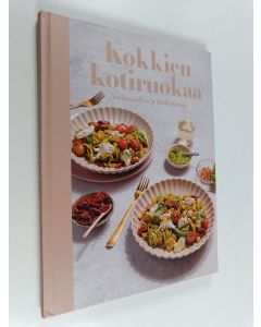 Kirjailijan Sofia Lind käytetty kirja Kokkien kotiruokaa : Henksusafkaa ja illallismenuja