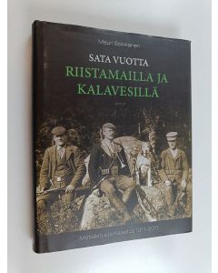 Kirjailijan Mauri Soikkanen käytetty kirja Sata vuotta riistamailla ja kalavesillä : Metsästys ja Kalastus 1911-2011