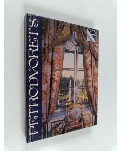 Kirjailijan Vadim Znamenov käytetty kirja Petrodvorets, palaces and parks : a guide