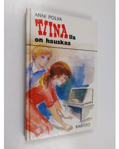 Kirjailijan Anni Polva käytetty kirja Tiinalla on hauskaa