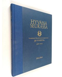 Kirjailijan Mirva Brola käytetty kirja Hyvässä seurassa : Uudenmaan Maanpuolustusyhdistys ry 50 vuotta 1967-2017