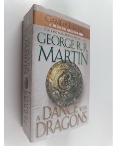 Kirjailijan George R. R. Martin käytetty kirja A dance with dragons