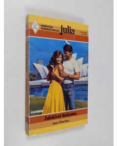 Kirjailijan Ann Charlton käytetty kirja Jalokivet hiekassa