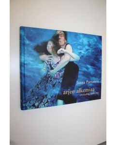 Kirjailijan Jaana Partanen käytetty kirja Arjen alkemiaa = Everyday alchemy