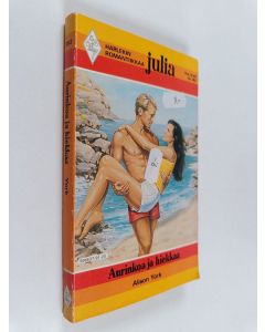 Kirjailijan Alison York käytetty kirja Aurinkoa ja hiekkaa