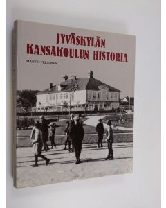 Kirjailijan Martti Peltonen käytetty kirja Jyväskylän kansakoulun historia