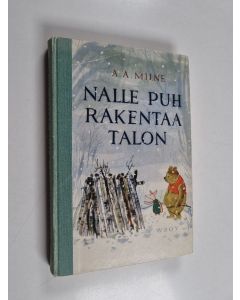 Kirjailijan A. A. Milne käytetty kirja Nalle Puh rakentaa talon